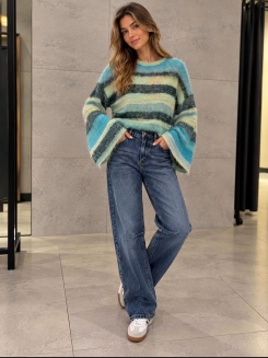 Multikolorowy sweter w paski w odcieniach zieleni z rozkloszowanymi rękawami